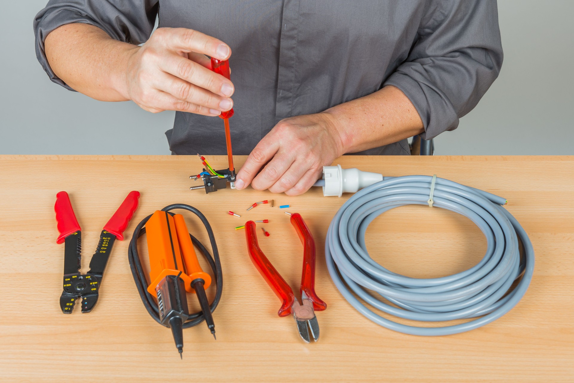 Elektriker Aufziehen ein plug-in-Kabel